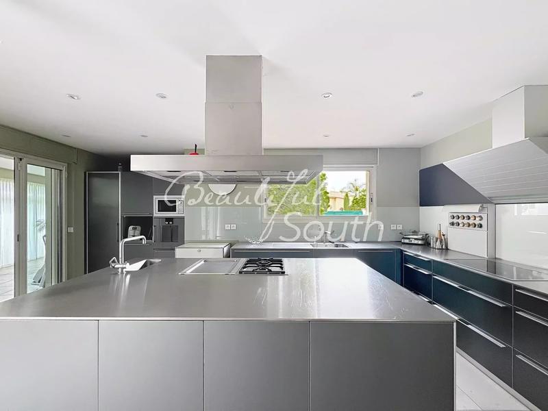 Villa - 300 m² - 7 pièces