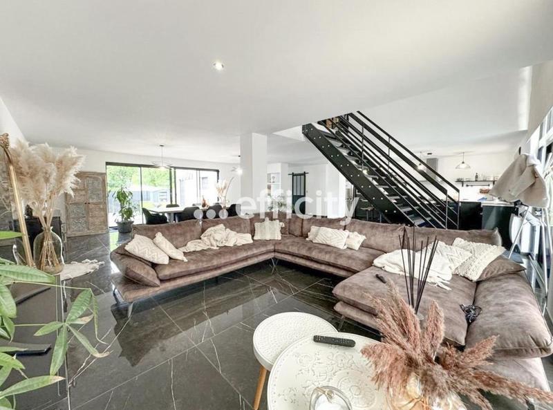 Maison - 212 m² - 7 pièces