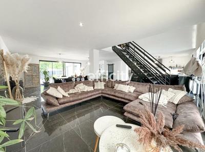 Maison - 212 m² - 7 pièces