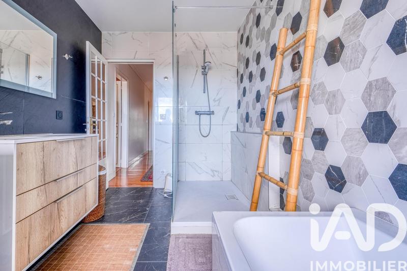 Maison - 250 m² - 7 pièces