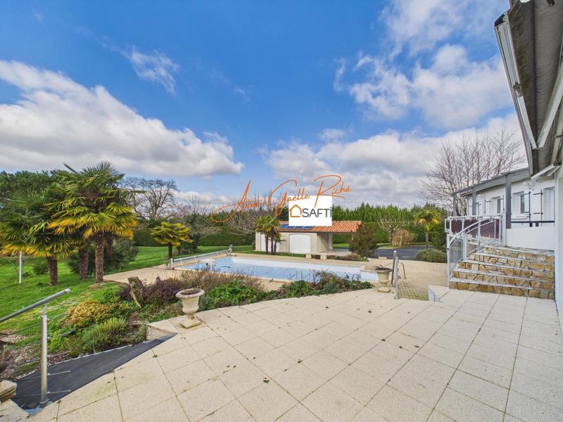 Maison - 312 m² - 10 pièces