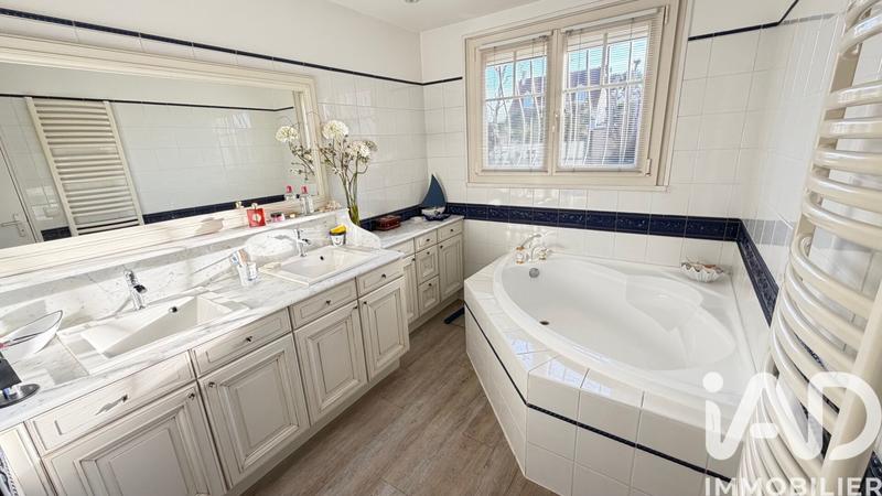 Maison - 166 m² - 8 pièces