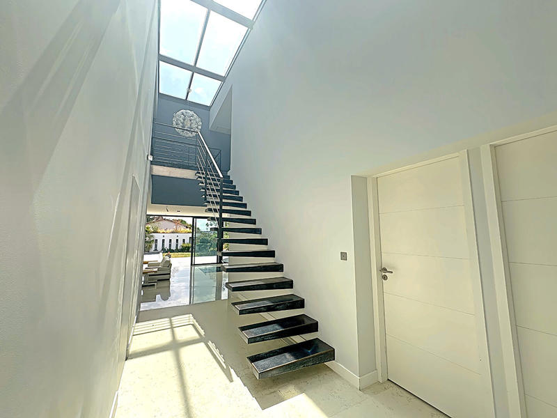 Maison - 328 m² - 5 pièces