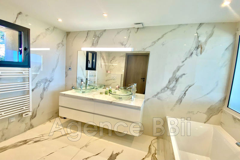 Villa - 372 m² - 8 pièces