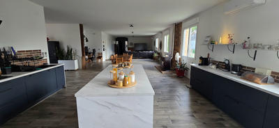 Maison - 240 m² - 6 pièces