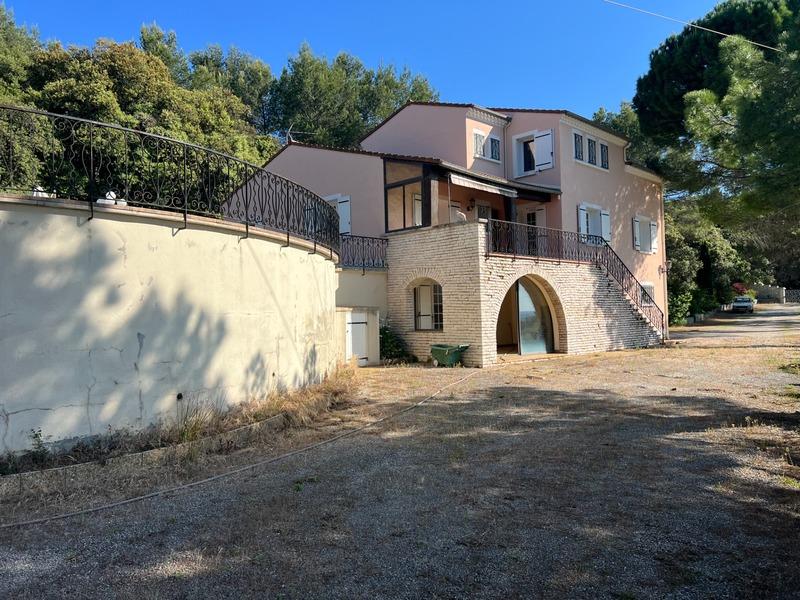 Maison - 260 m² - 6 pièces