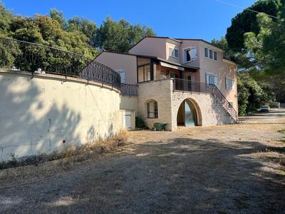 Maison - 260 m² - 6 pièces