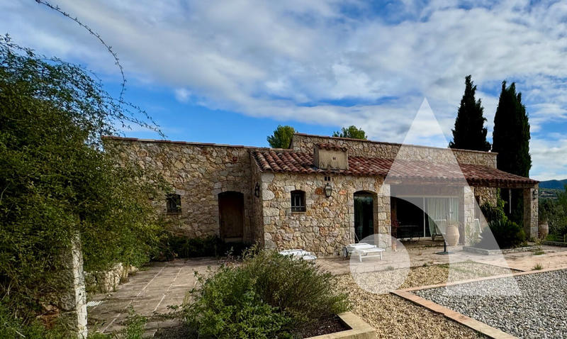 Maison - 640 m² - 18 pièces