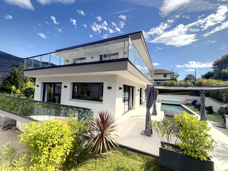 Villa - 215 m² - 9 pièces