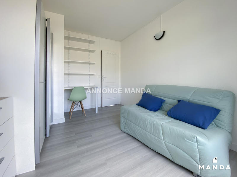 Chambre - 10 m² - 7 pièces