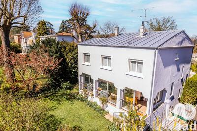 Maison - 170 m² - 8 pièces