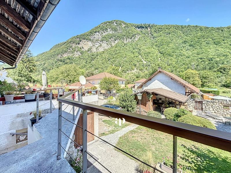 Maison - 220 m² - 9 pièces