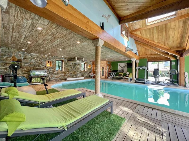 Maison - 429 m² - 10 pièces