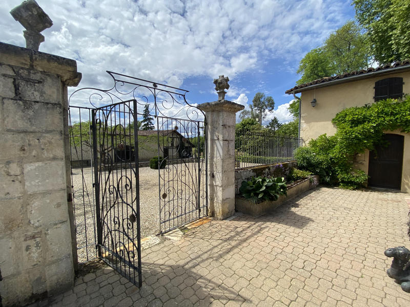 Maison - 24 606 m² - 15 pièces