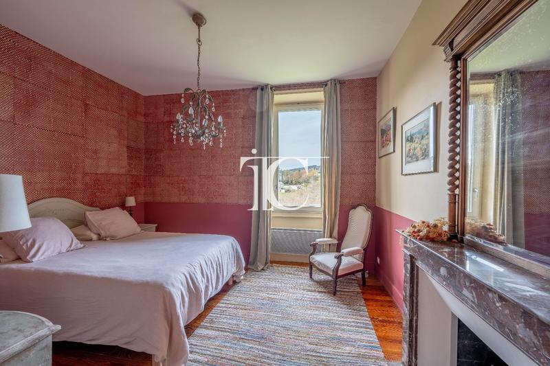 Maison - 334 m² - 8 pièces