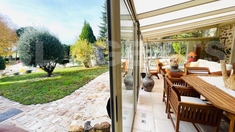 Demeure - 261 m² - 8 pièces