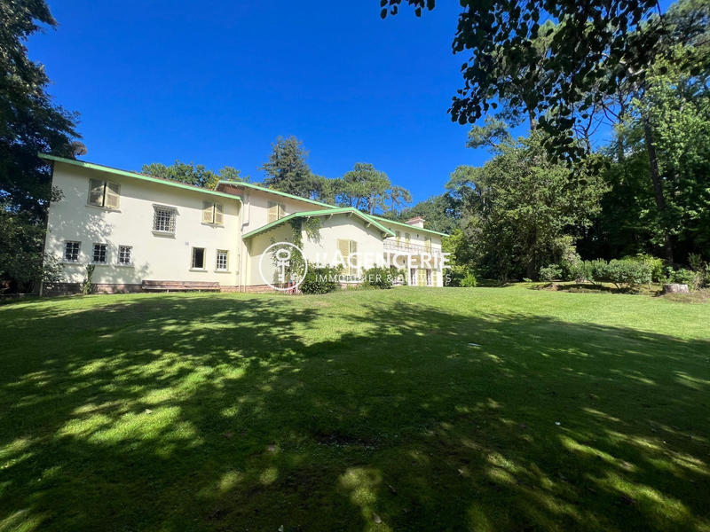 Maison - 420 m² - 10 pièces