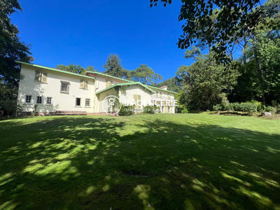 Maison - 420 m² - 10 pièces