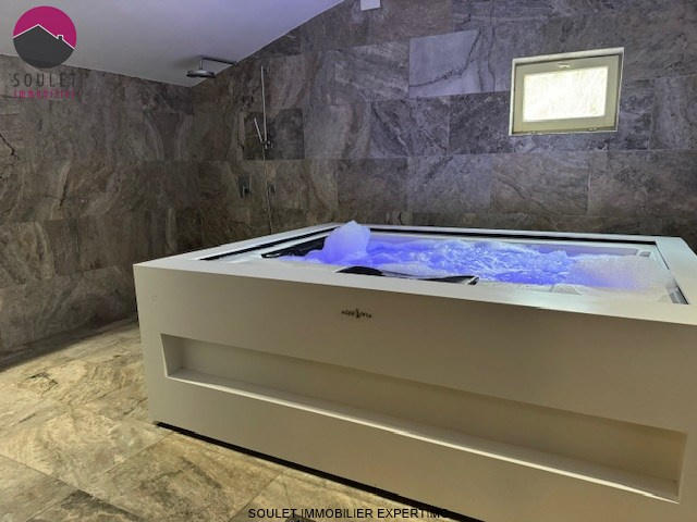 Propriété - 280 m² - 10 pièces