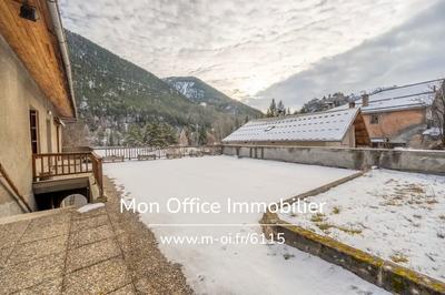 Maison - 713 m² - 10 pièces