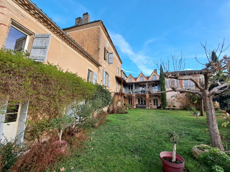 Maison - 245 m² - 9 pièces