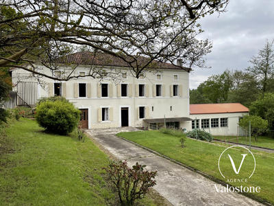 Maison traditionnelle - 300 m² - 11 pièces