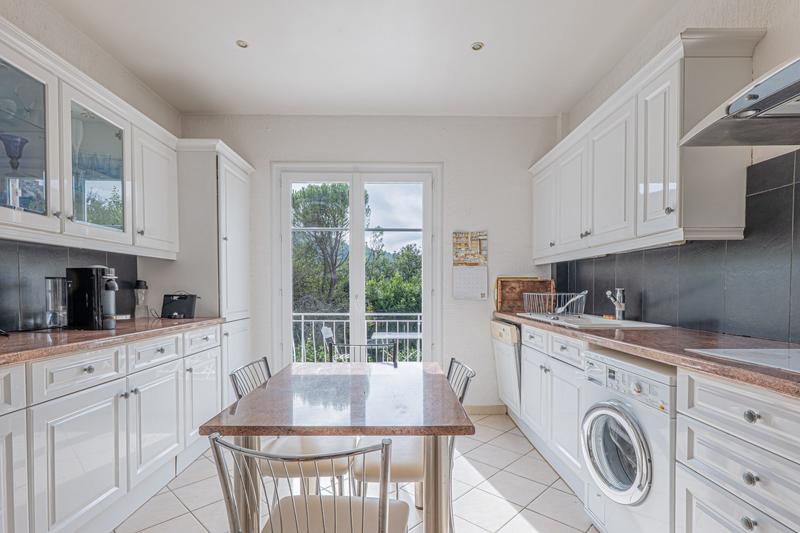 Maison - 241 m² - 8 pièces