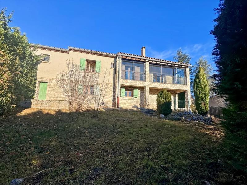 Maison - 240 m² - 7 pièces