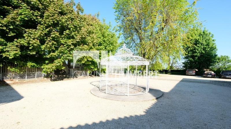 Maison - 380 m² - 9 pièces