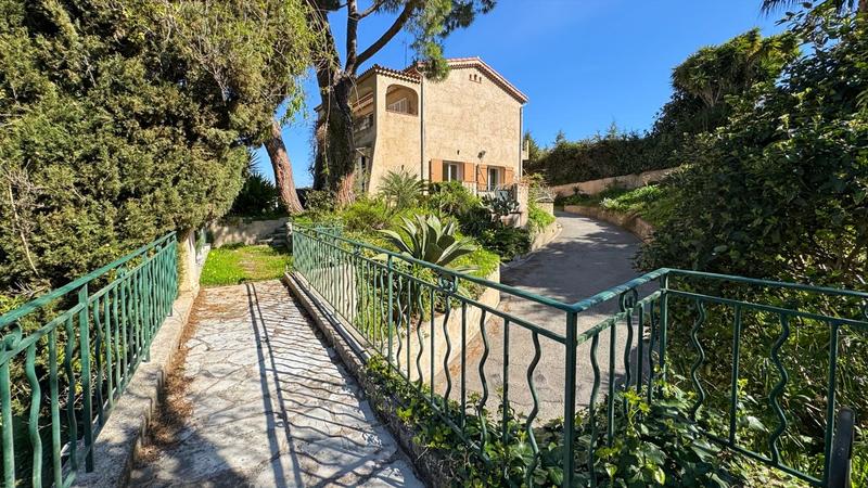 Maison - 201 m² - 7 pièces