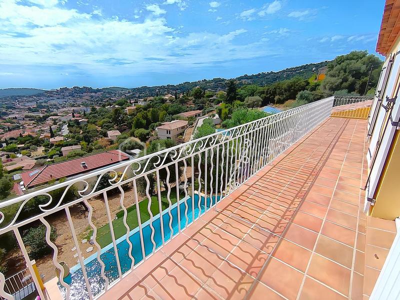 Villa - 225 m² - 9 pièces
