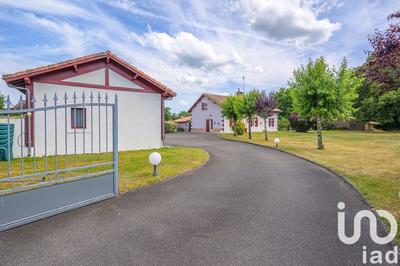 Maison - 250 m² - 9 pièces