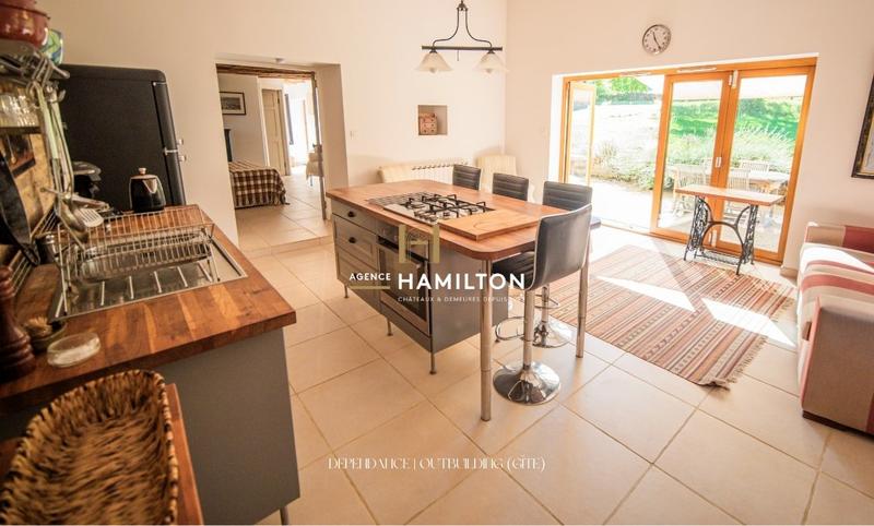 Propriété - 245 m² - 9 pièces