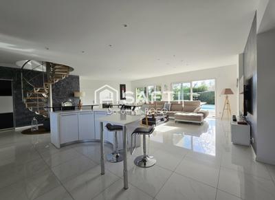 Maison - 180 m² - 5 pièces