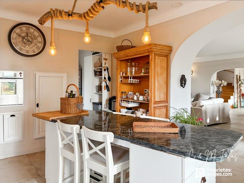 Maison - 205 m² - 9 pièces