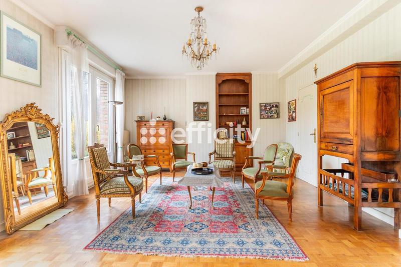 Maison - 240 m² - 12 pièces