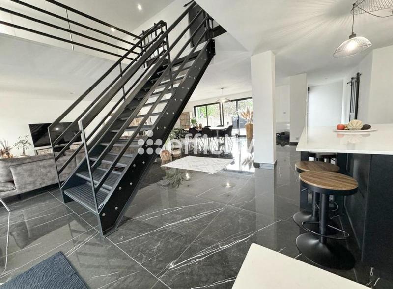 Maison - 212 m² - 7 pièces