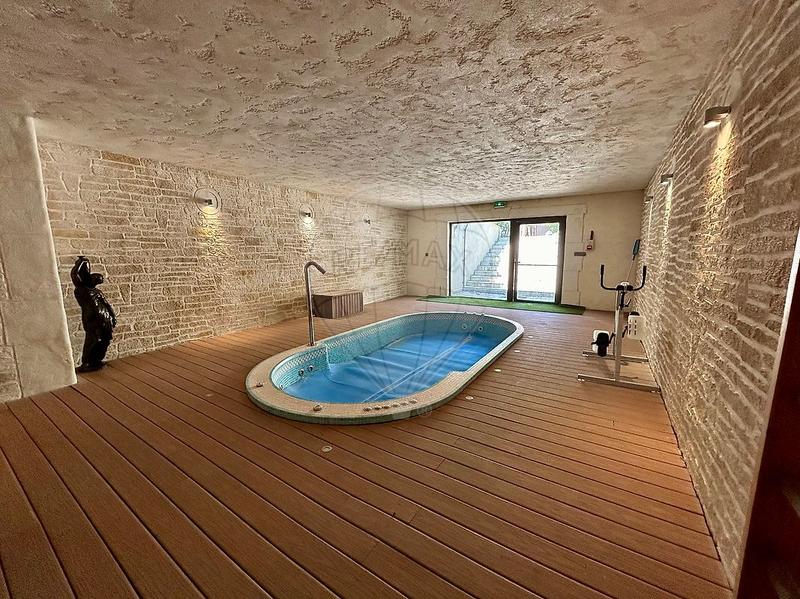 Hôtellerie / Restauration - 1 300 m² - 17 pièces