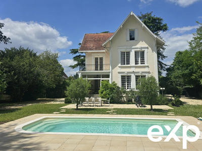 Maison - 290 m² - 9 pièces