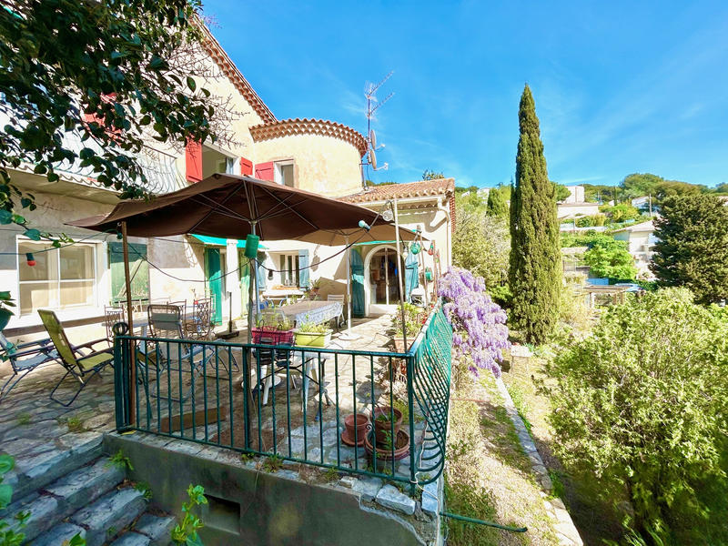 Maison - 234 m² - 9 pièces