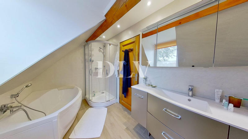 Maison - 220 m² - 8 pièces