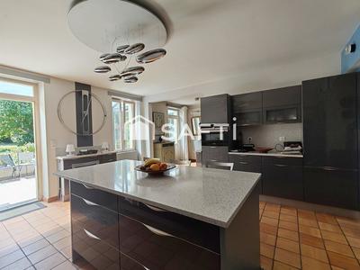 Maison - 249 m² - 8 pièces
