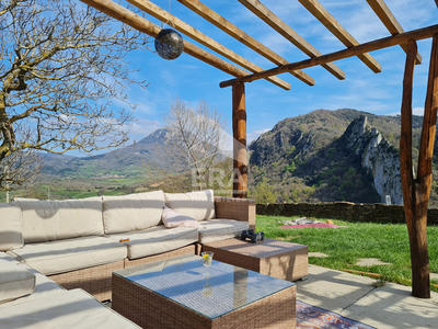 Maison - 213 m² - 9 pièces