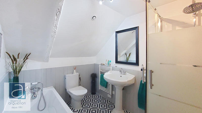 Maison - 230 m² - 8 pièces