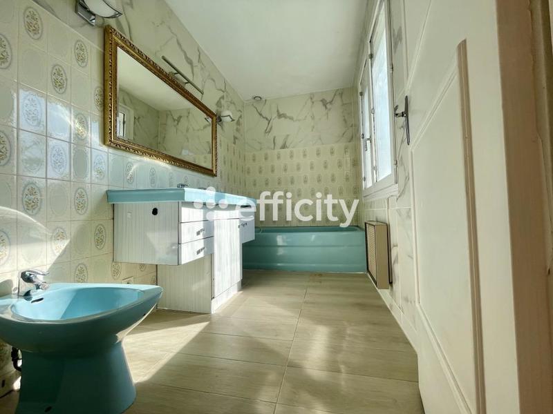 Maison - 228 m² - 9 pièces