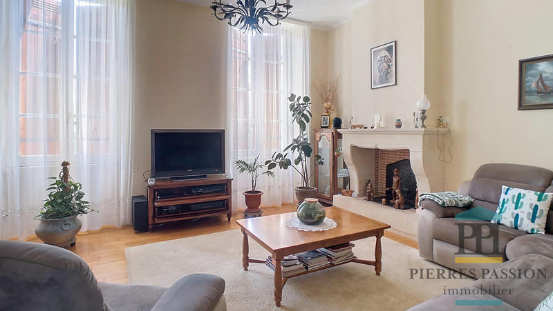 Maison - 275 m² - 9 pièces