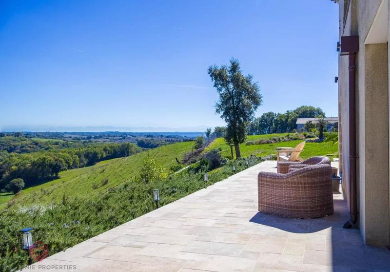 Maison - 233 m² - 5 pièces