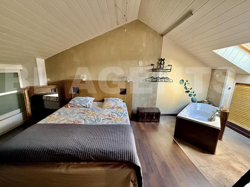 Maison - 225 m² - 8 pièces