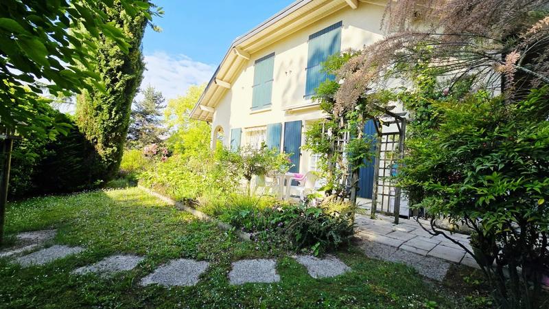 Maison - 241 m² - 7 pièces