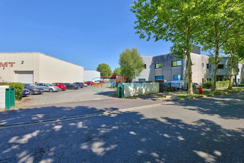 Local d'activités - 827 m²